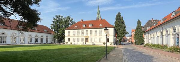 Bild vergrößern: Schlossplatz Gebude