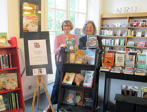 Bild vergrößern: Leiterin der Kreisbibliothek Beate Sieweke (rechts) und Daniela Braun