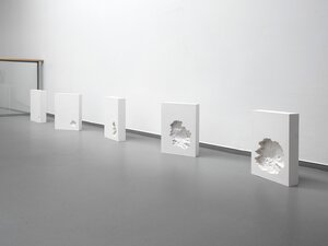 Bild vergr&ouml;&szlig;ern: 2024, Gips, 3D-Druck, Abguss, 50 x 190 cm