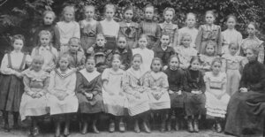 Bild vergr&ouml;&szlig;ern: Schulklasse H&ouml;here T&ouml;chterschule Elise Meltz, Eutin, um 1900