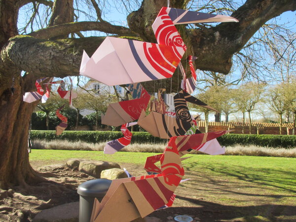 Bild vergr&ouml;&szlig;ern: AMANDA, gefaltete Pelikane, 5.7-21.9.2025, Kloster Cismar